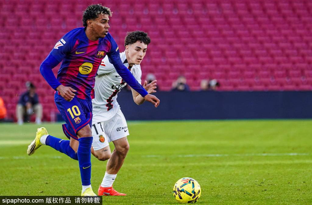 揭秘欧冠大战：巴萨与利物浦的战术博弈与球星故事